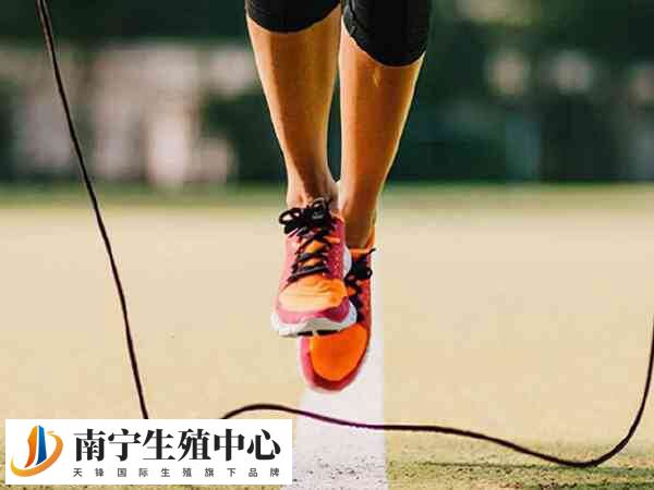 适当的运动可以帮助消耗多余的能量和脂肪